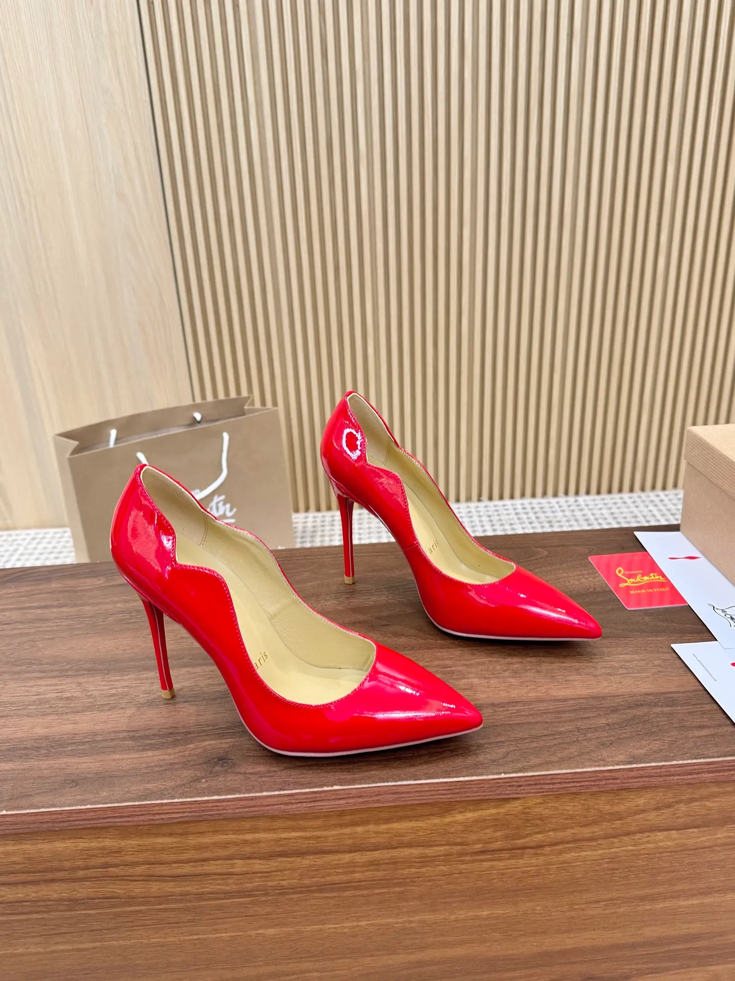 👟👟Ex-factory price 440👟👟 Genuine leather sole +40 shipped all year round 💝Christian Louboutin CL👠 "Imported cow patent leather💎 series" noble and luxurious, real blingbling✨ real materials, all customized by the pattern maker, and the materials are made of original customized materials, achieving the taste of the original 5 color options💍 Upper: Imported 👉Cow patent leather💪 Lining: Sheepskin foot pad/lining Size: 34-40.41.42 Heel height: 10.5cm and 8.5cm two options Leather sole Rubber sole